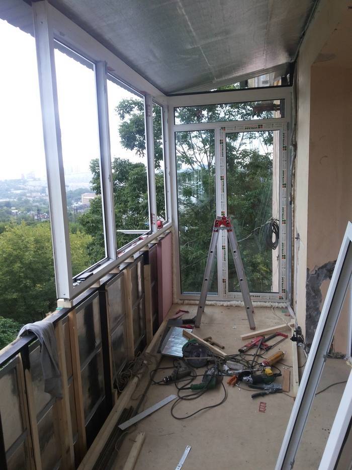 Остекление балкона пластиковыми окнами: виды, советы — как застеклить