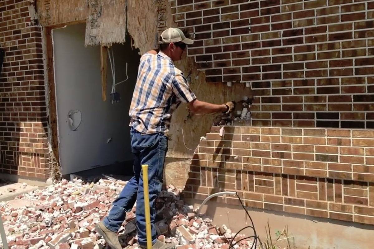 Демонтаж кирпичной перегородки: технология выполнения демонтажа кладки несущих стен