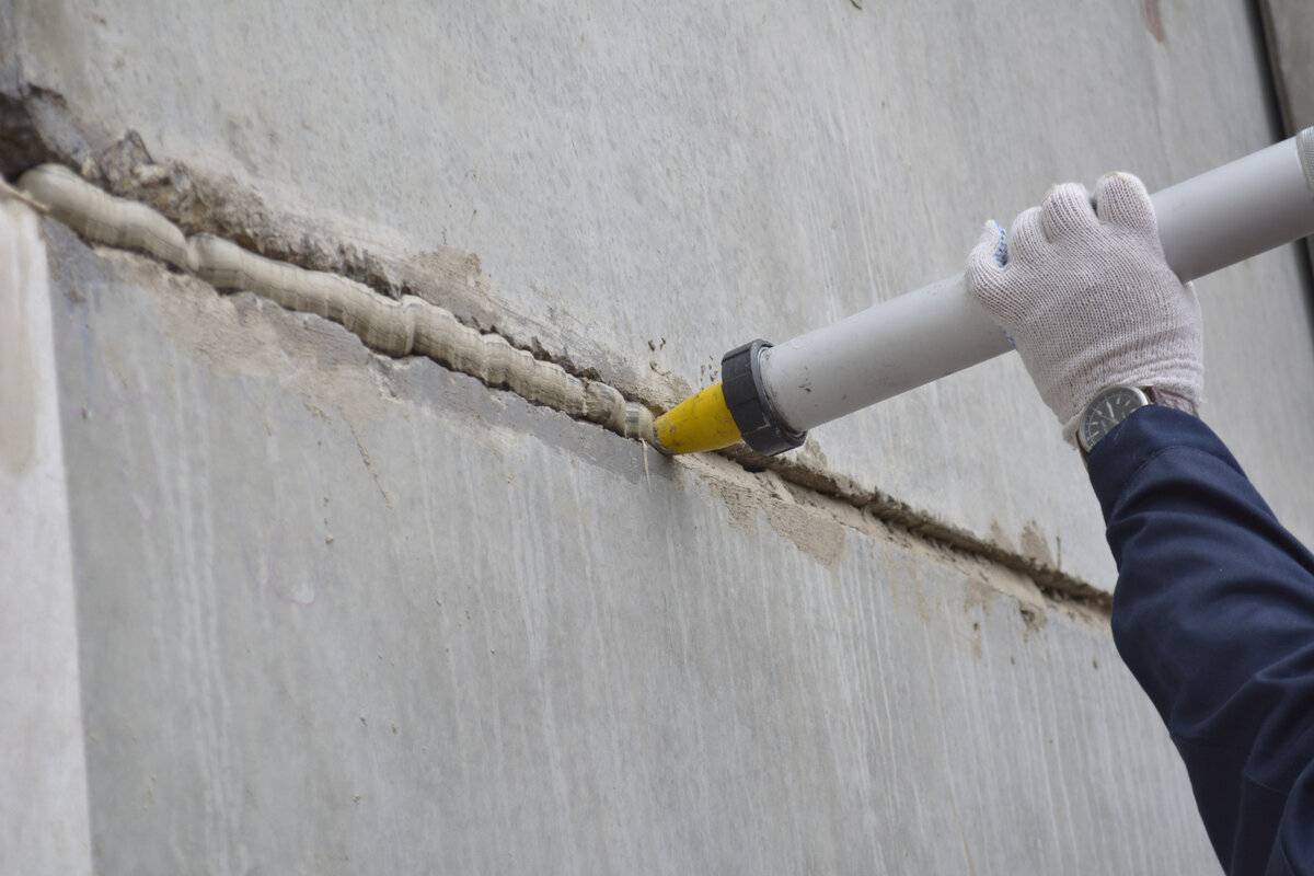 Дыра в бетонной стене: чем заделать, как заштукатурить и зашпаклевать?