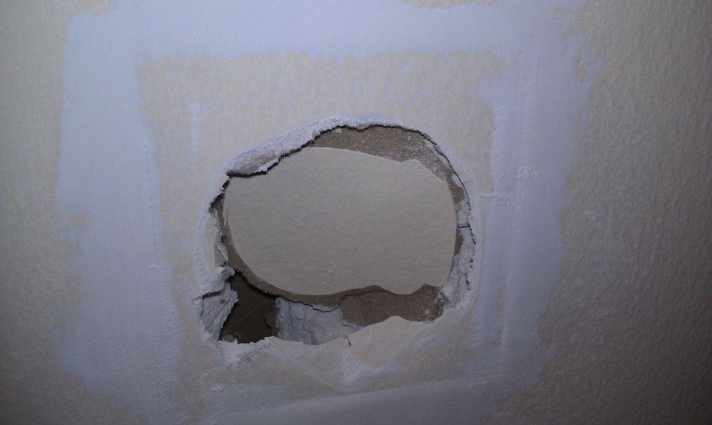 Как заделать дыру в стене из кирпича: способы