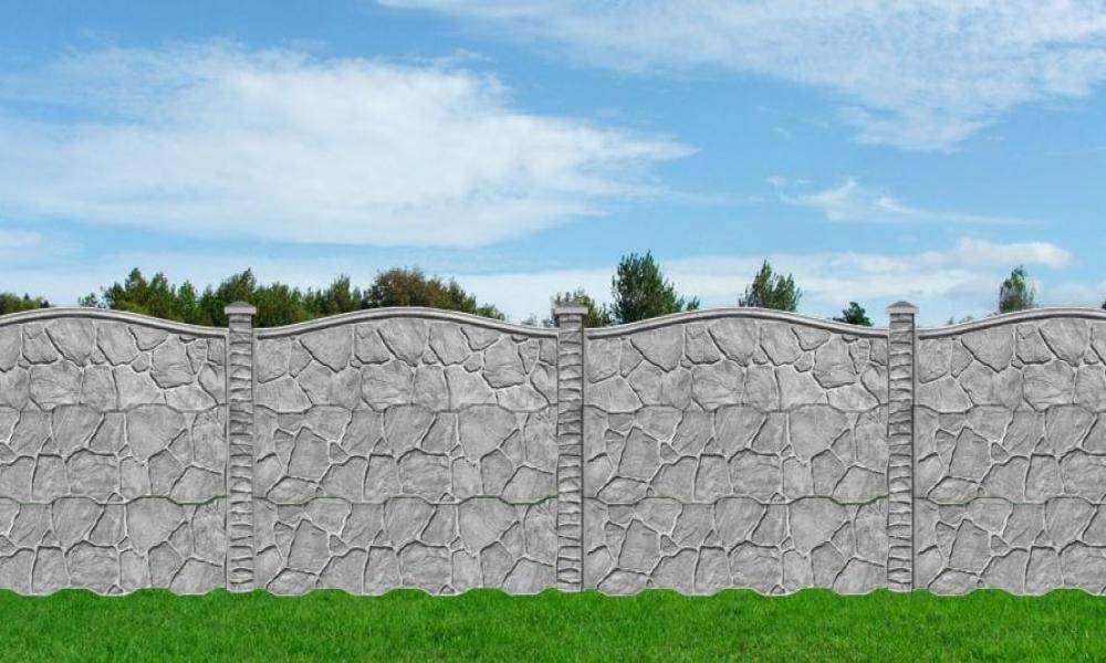 Заборы из бетонных плит: практичное решение даже для дачи