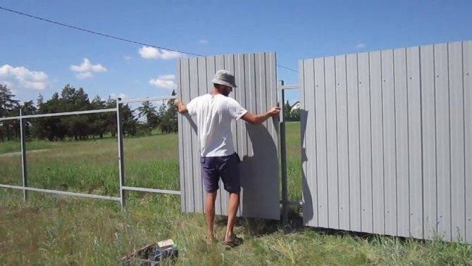 Как построить забор из профнастила: установка (фото и видео)