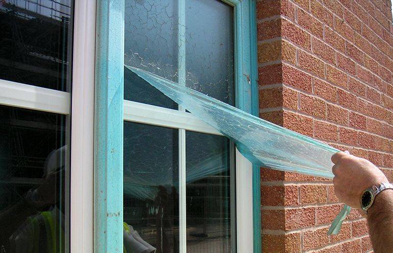 Легко и просто — как снять москитную сетку с пластикового окна