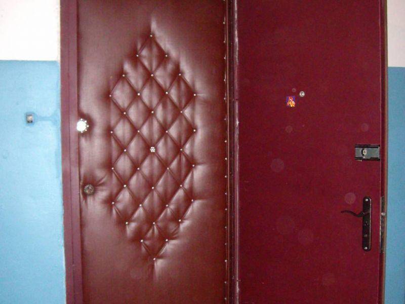 Обивка дверей дерматином своими руками: пошагово — плюсы и минусы материала +фото и видео