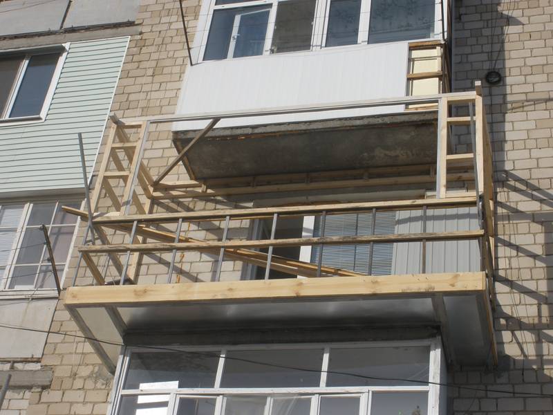 Как застеклить балкон металлопластиковыми окнами своими руками: этапы работ по остеклению с видео инструкцией
