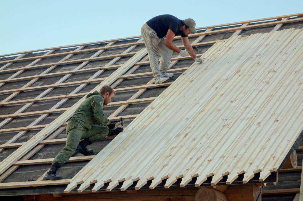 Чем можно покрыть крышу дома недорого фото
