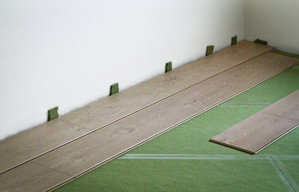 Подложка под ламинат на деревянный пол: какую выбрать