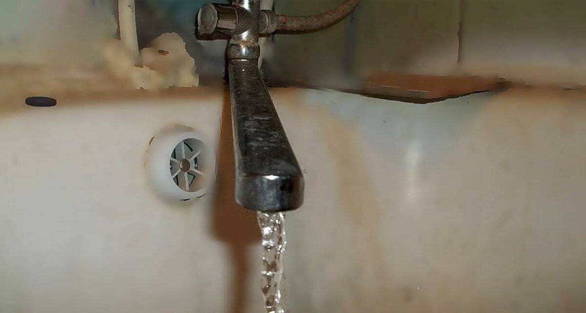 Слабый напор холодной или горячей воды в квартире: что делать, как повысить давление воды в кране, образец жалобы на плохой напор