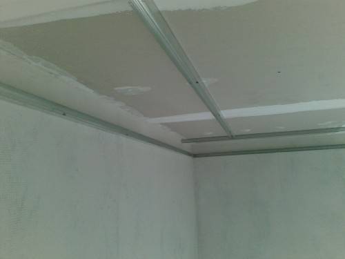 Потолок из гипсокартона с подсветкой – фото.