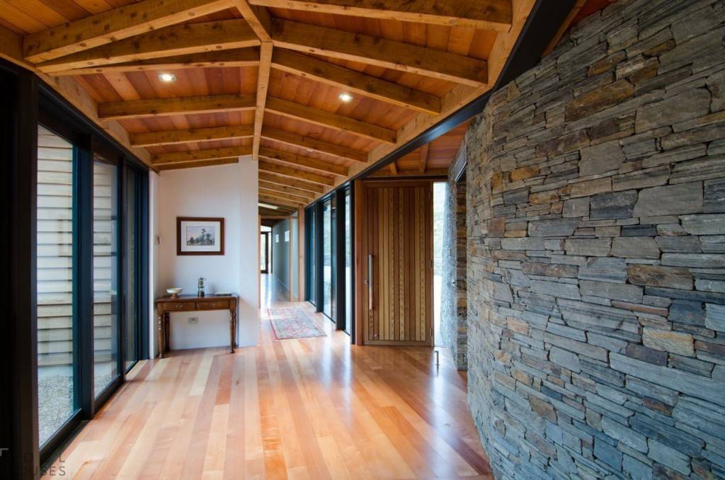 Внутренняя отделка деревянного дома: обшивка своими руками, особенности работ