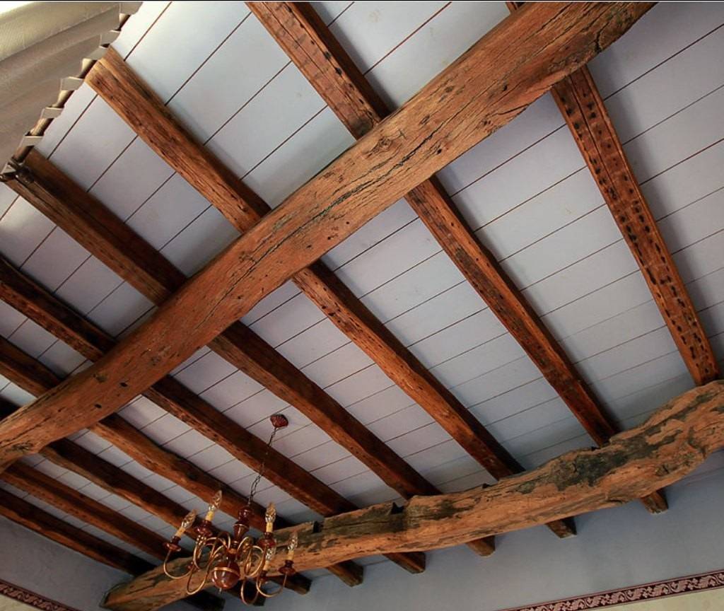 Как сделать потолок в деревянном доме — от монтажа до декоративной отделки - половед.рф