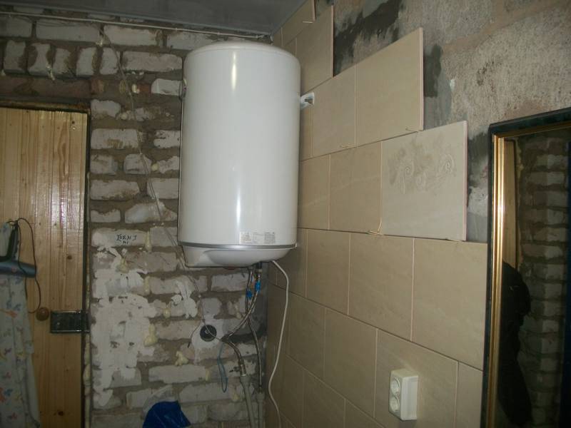 Как повесить водонагреватель на стену с плиткой, деревянную, из гипсокартона, вагонки, гипсолита и пеноблоков