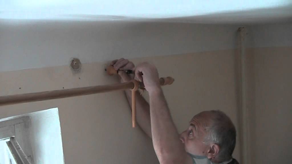 Как повесить карниз для штор на стену: как правильно вешать настенные карнизы, крепления, установка потолочных карнизов, на каком расстоянии от потолка вешать