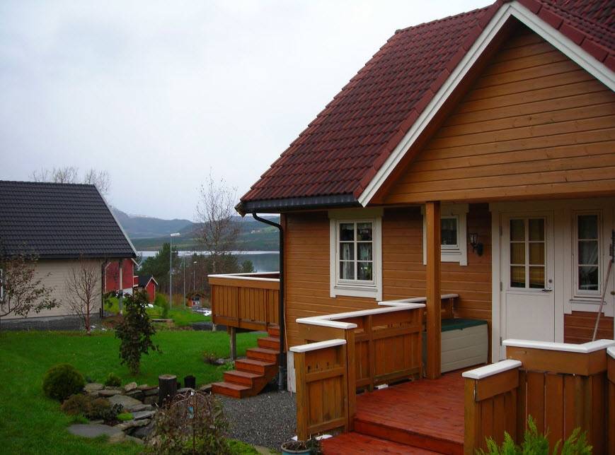Вход в дом под скатной крышей. какая крыша лучше для загородного дома, коттеджа или дачи