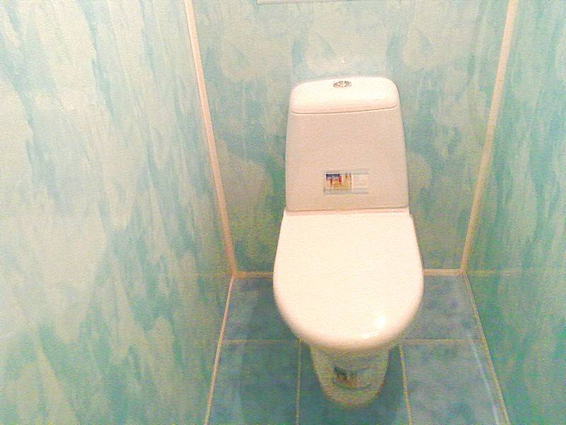 Как наклеить стеновые пластиковые панели на потолок или стены в ванной комнате: требования к отделочным материалам, уход после монтажа