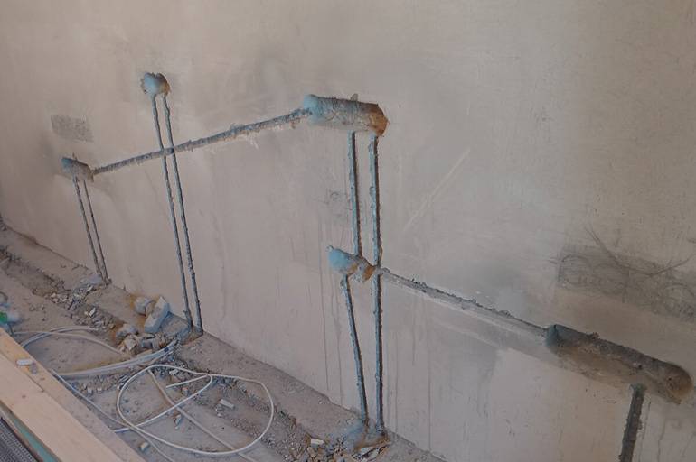 Штробление стен под проводку: как и чем штробить стены без пыли