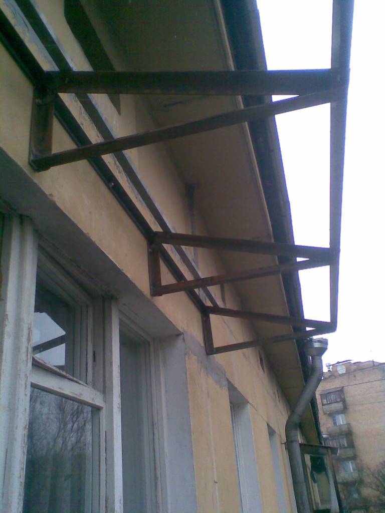 Крыша на балконе последнего этажа - особенности конструкции и установки