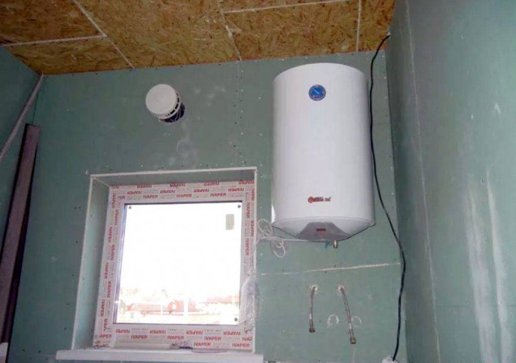 Как повесить водонагреватель на стену: размещение, высота, крепежи и способы под материалы (бетон, дерево, кирпич, блоки)