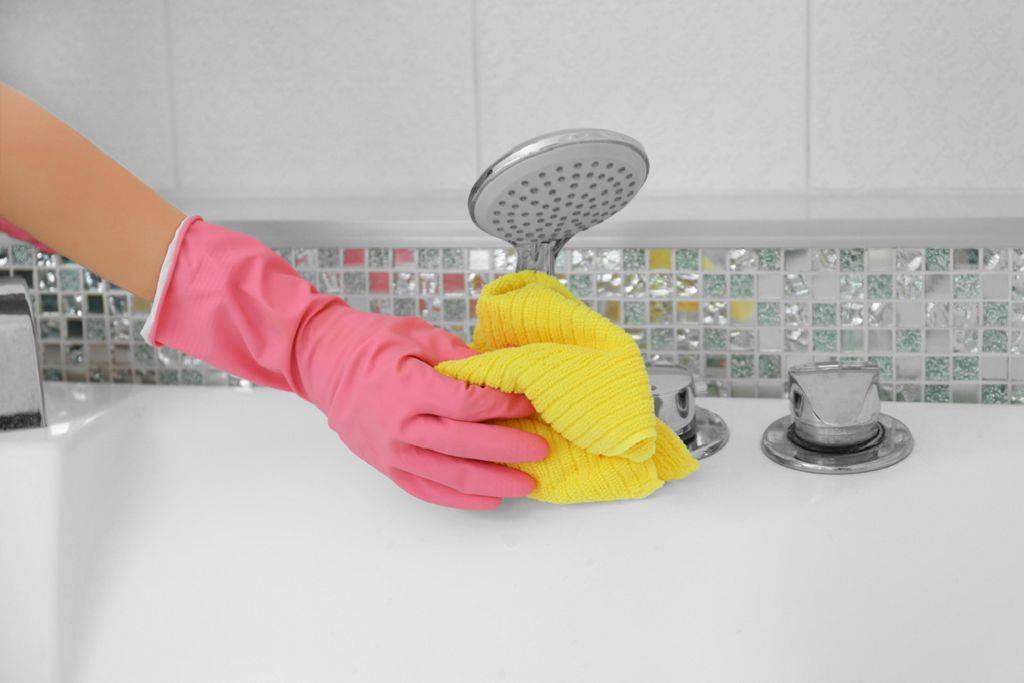 Какие использовать эффективные средства для чистки ванны