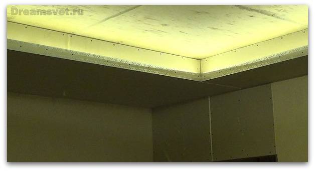 Короб из гипсокартона на потолке под натяжной потолок с подсветкой — европейское решение