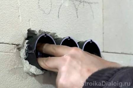 Делается ли проводка в квартире в стене под штукатурку или нет: правила монтажа и важные советы