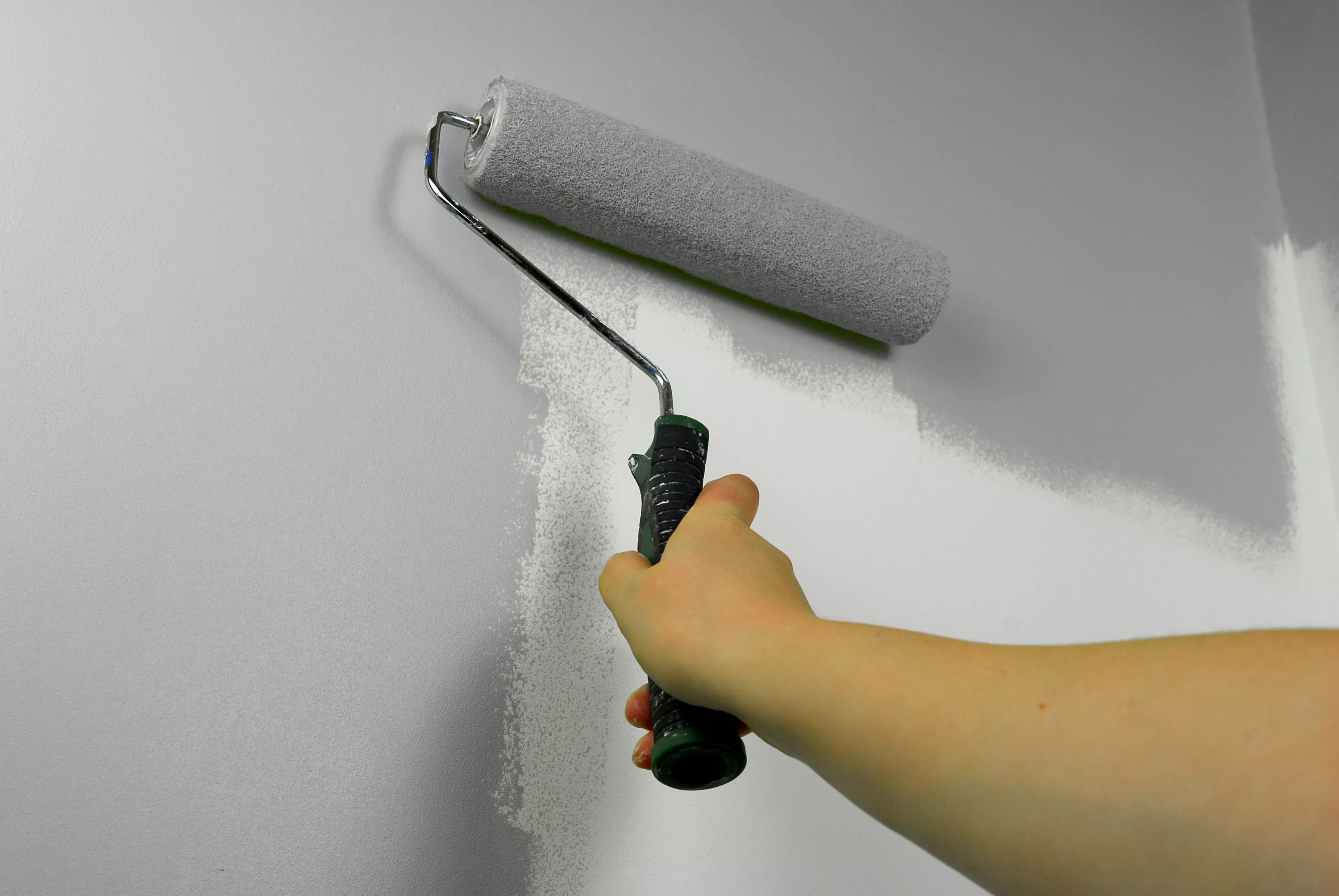 Как красить водоэмульсионной краской стены — выбираем лучший материал