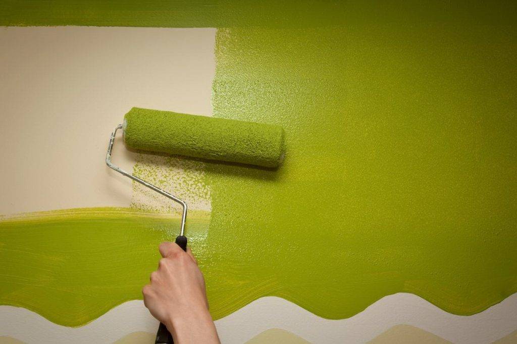 Технология покраски потолка водоэмульсионной краской и ее правильный выбор
