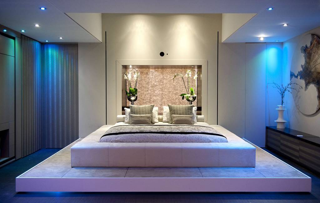 Кровать подиум в квартире: 205+ (фото) идей и рекомендаций для интерьера (с ящиками, с выдвижной кроватью, в нише)