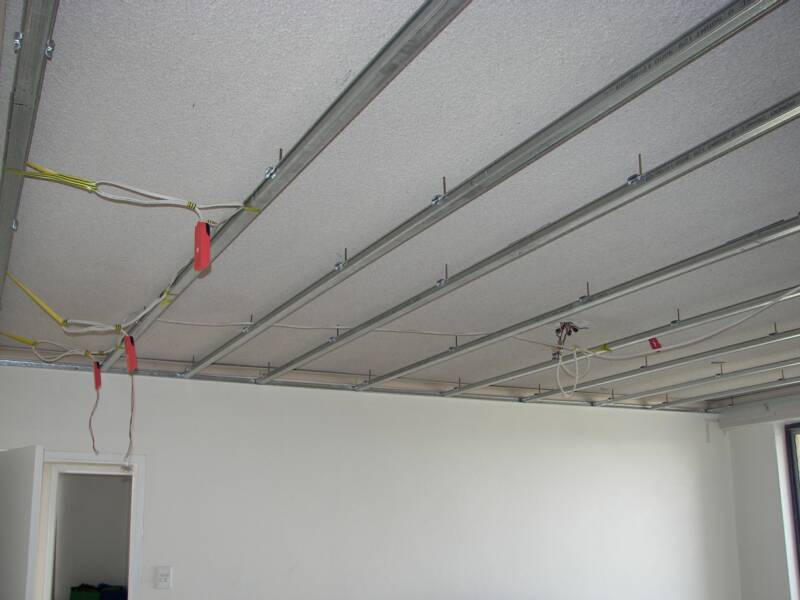 Как поменять проводку если на потолке гипсокартон