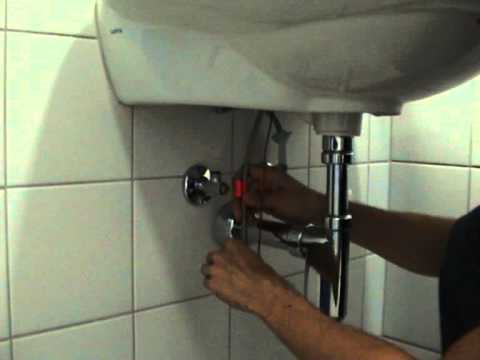 Как крепить раковину к тумбочке в ванной - установка умывальника