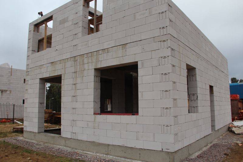 Этапы строительства дома из такого материала как газобетон: заливка фундамента, кладка стен
