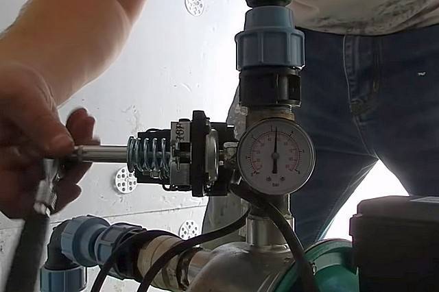 Как узнать давление воды в водопроводе без манометра: можно ли определить с помощью шланга напор в квартире, с помощью математического способа и метода расхода