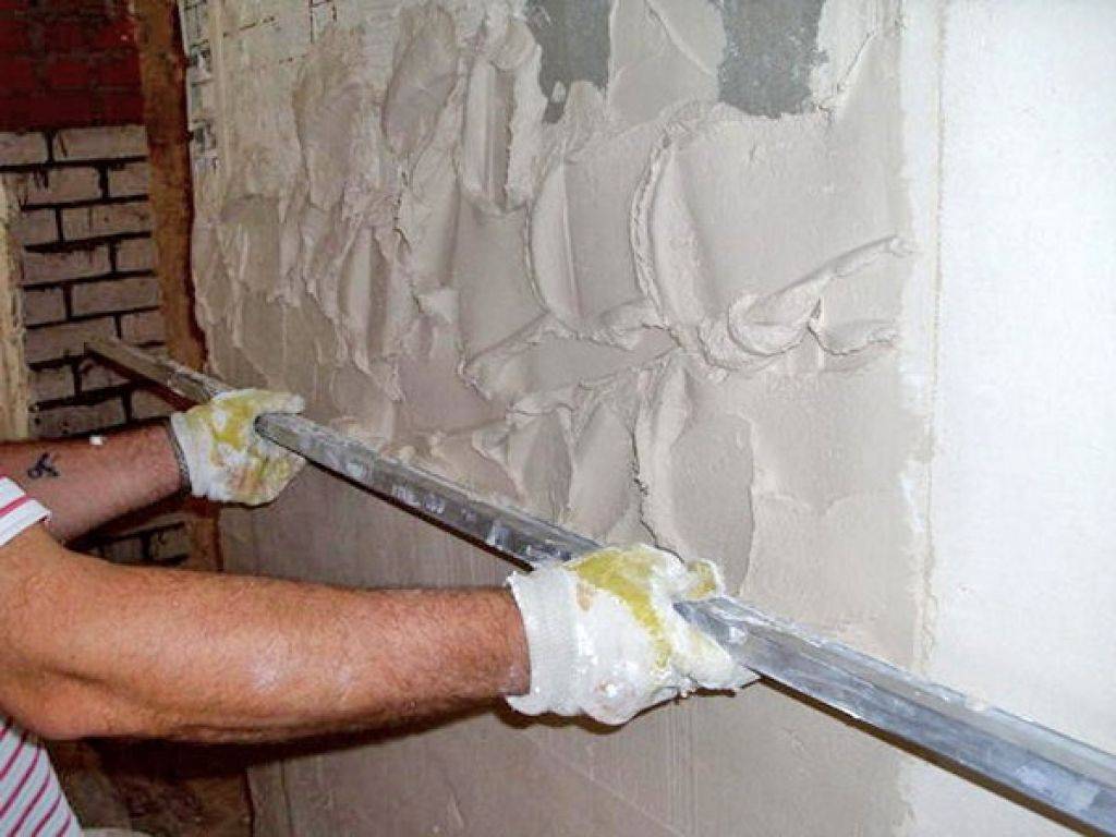 Как выравнивать потолки и стены в доме