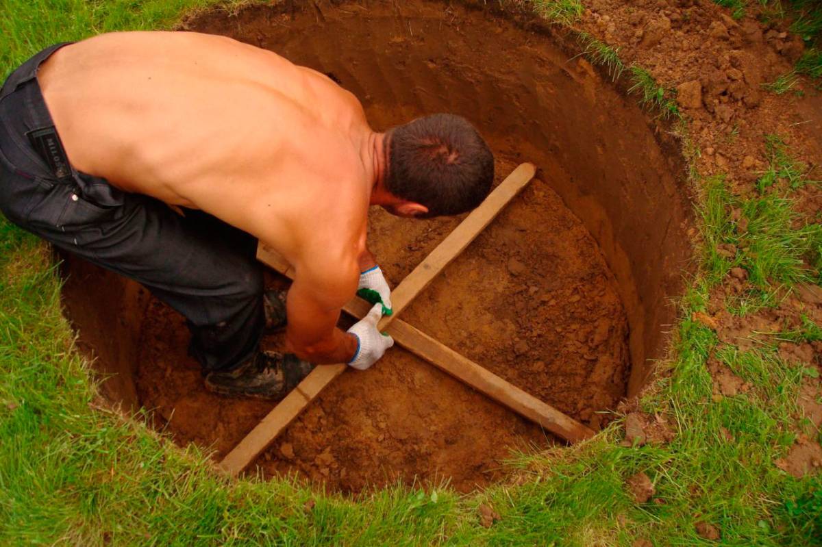 Как выкопать колодец: выбираем место на даче и делаем своими руками