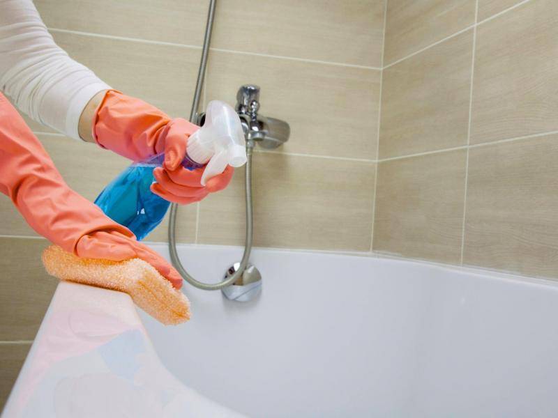Уход за чугунной ванной: чем мыть, не повреждая эмаль?
