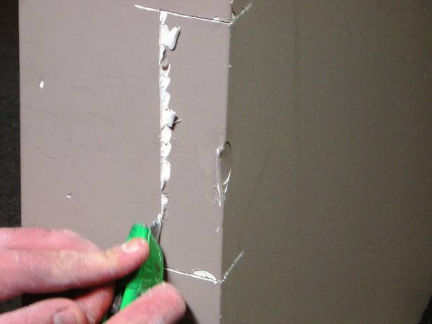 Как заделать дырку в гипсокартоне в стене и на потолке: 2 проверенных варианта