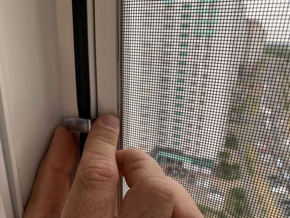 Как установить москитную сетку на пластиковое окно