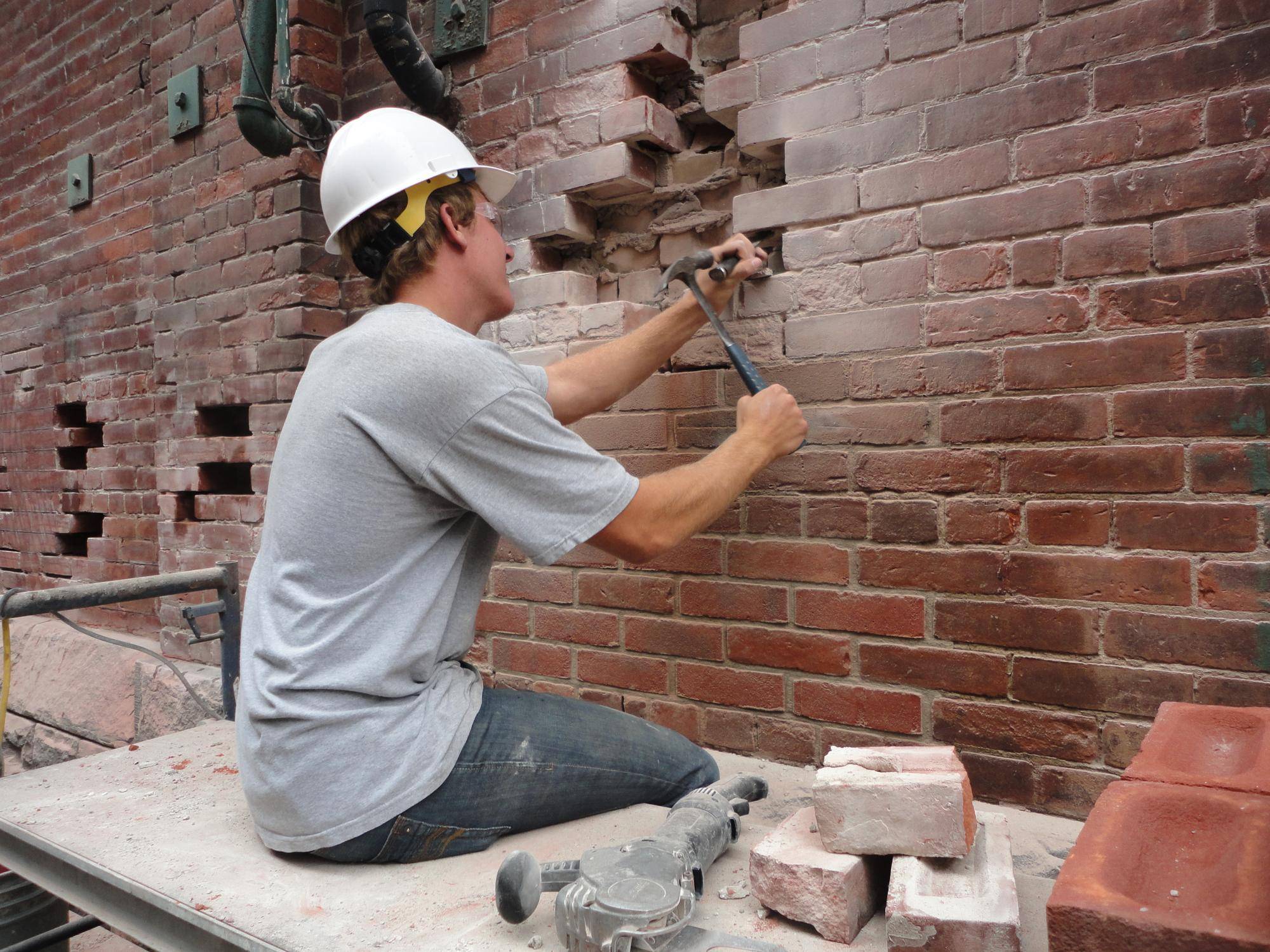 Демонтаж кирпичных стен своими руками | лайфхаки по строительству | дзен