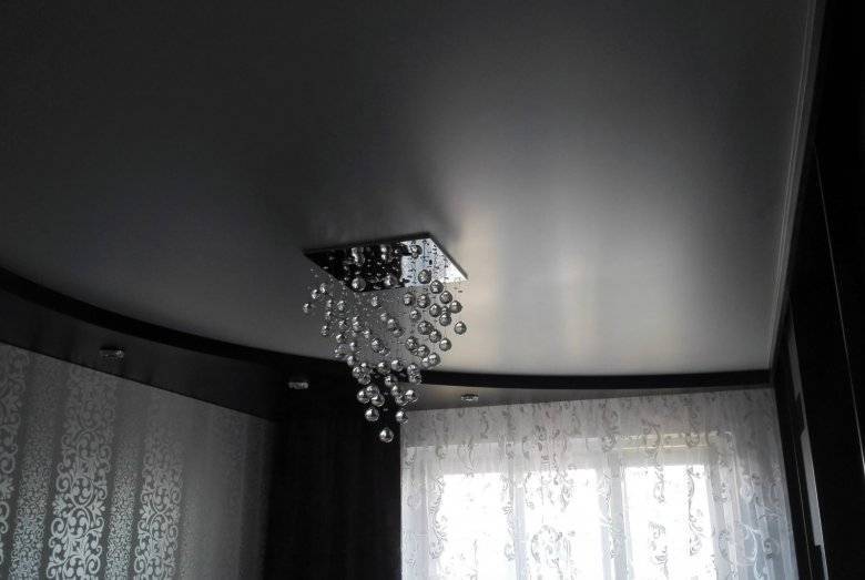 Черный глянцевый натяжной потолок - фото в интерьере разных комнат