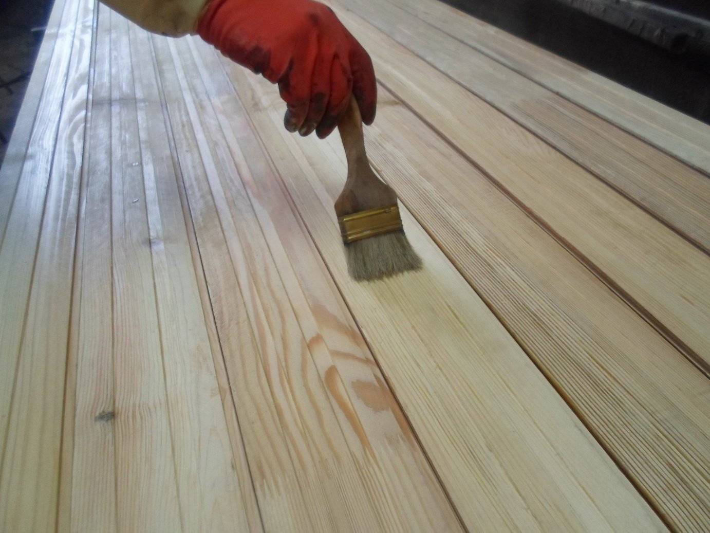 Покраска деревянного пола своими руками - как подготовить и покрасить деревянный пол