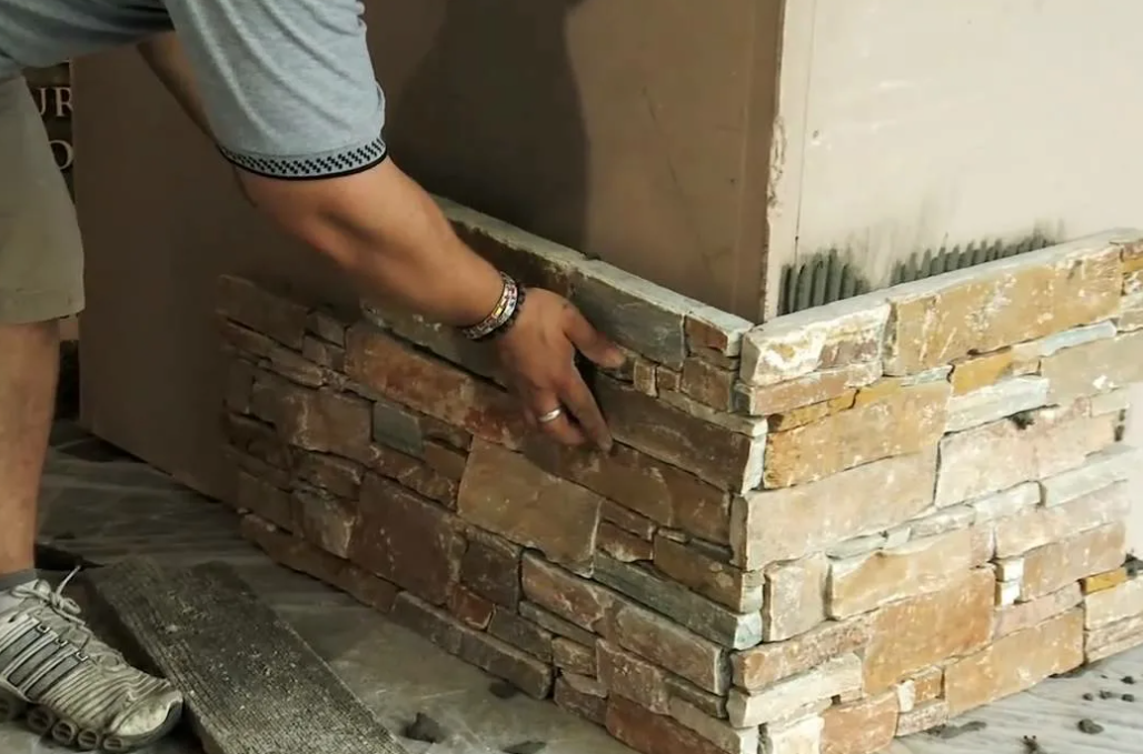 Как производится облицовка фасада частного дома искусственным камнем