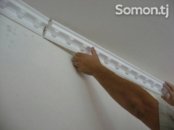 Как и чем нужно крепить пенопластовые плинтуса на потолок