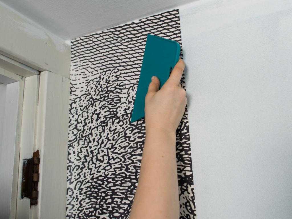 Как использовать самоклеющуюся пленку в качестве обоев для отделки стены