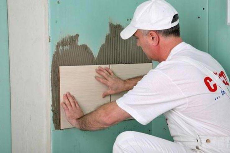 Как приклеить гипсокартон к стене — пошаговая инструкция