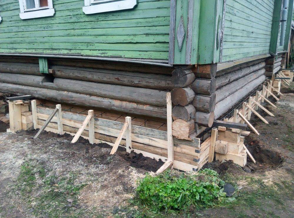 Ремонт фундамента деревянного дома – от устранения трещин, до полной замены