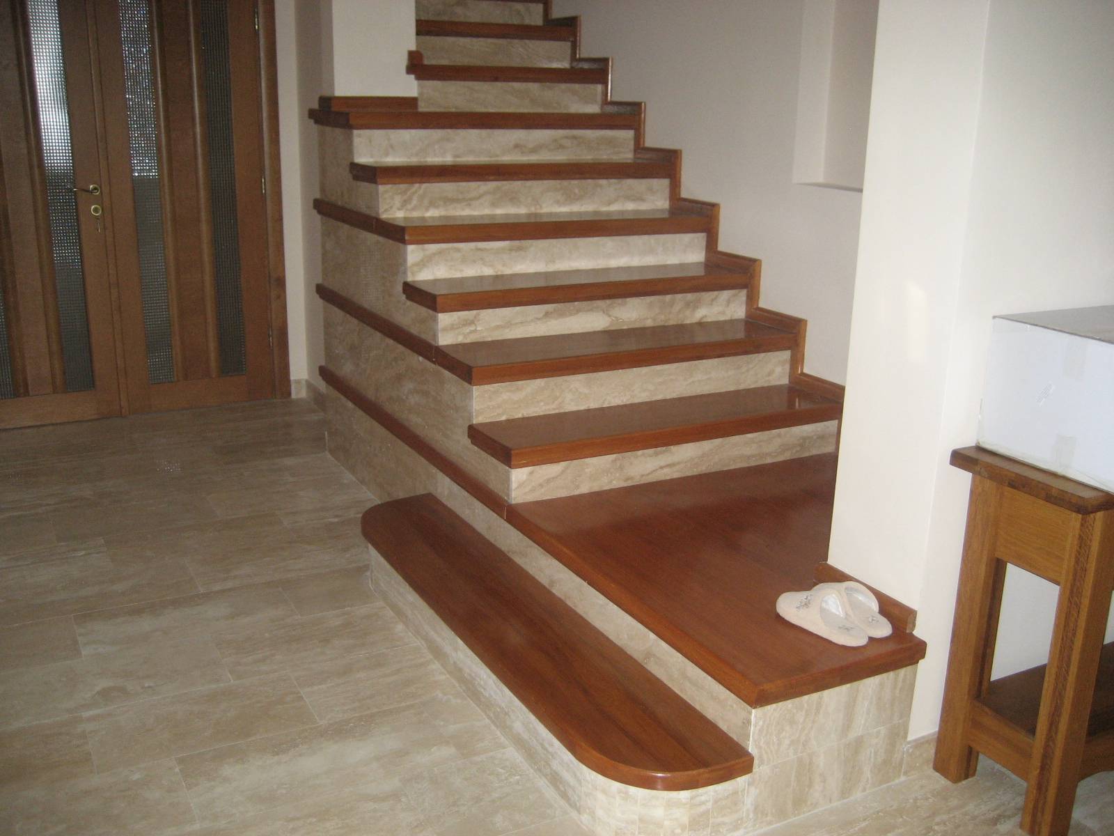 Отделка бетонной лестницы: отделка ступеней деревом с фото