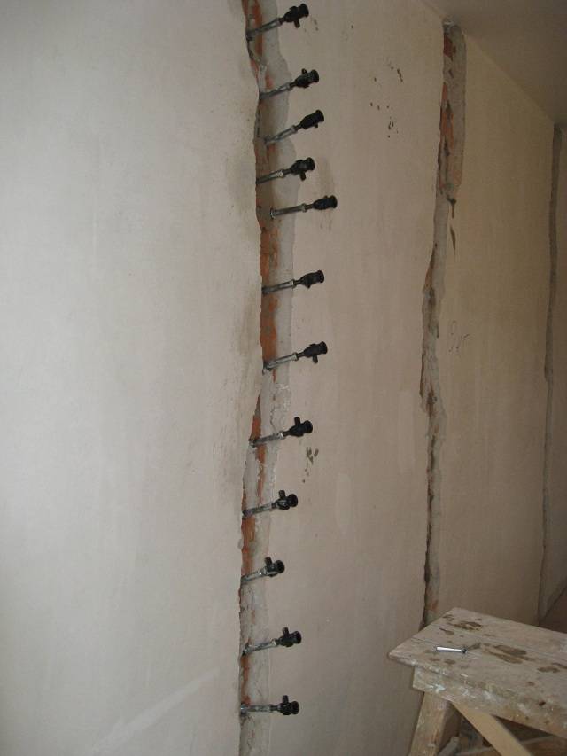 Как заделать трещину в стене из пеноблоков: устранение повреждений разной сложности