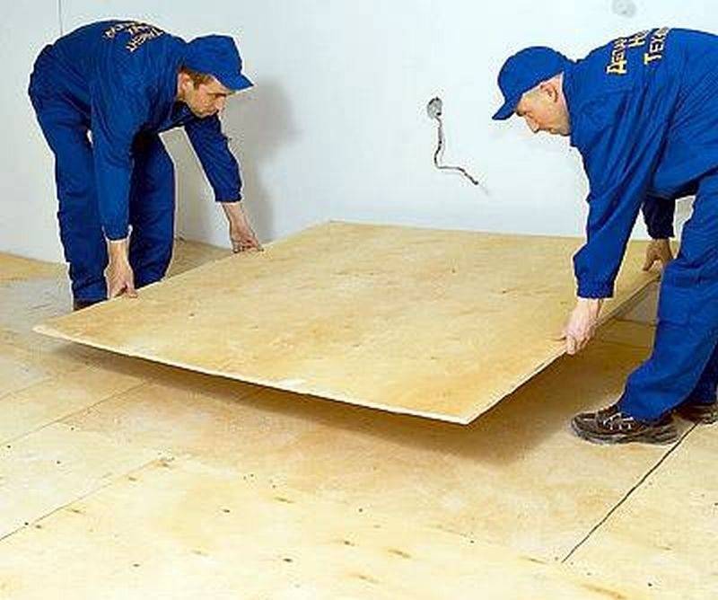 Как выровнять пол фанерой: какую взять толщину листа для деревянного и бетонного покрытия под ламинат, можно ли это сделать своими руками?