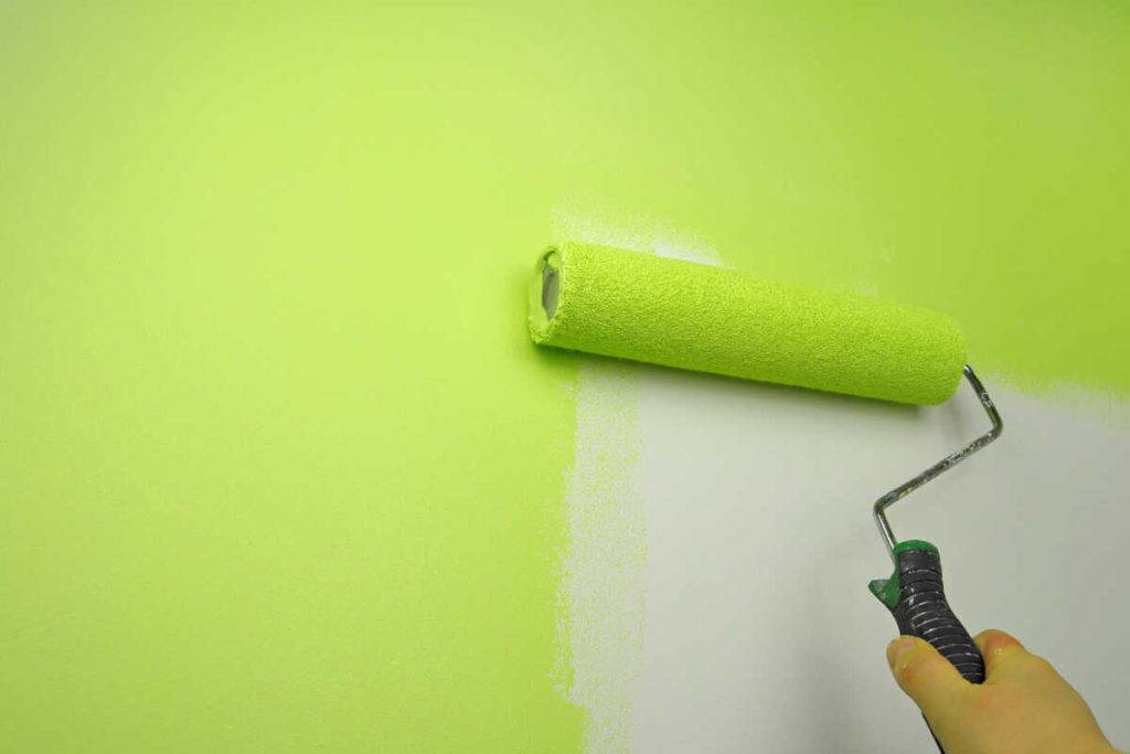 Как красить водоэмульсионной краской стены: инструкция, валиком, без разводов | ремонтсами!