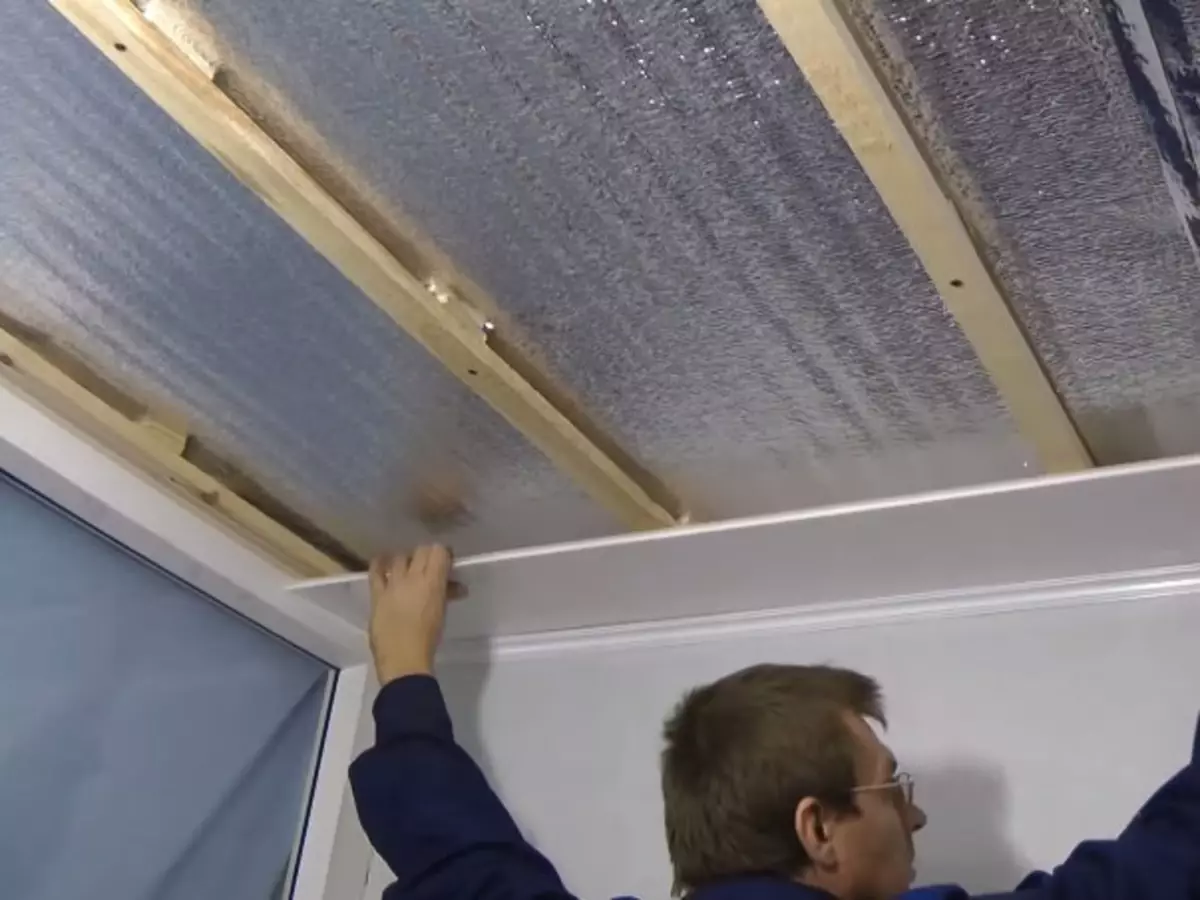 Как закрепить панели пвх на потолке и обшивка балкона пластиком своими руками